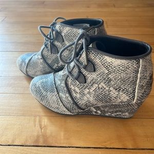 Snake skin print Toms boots